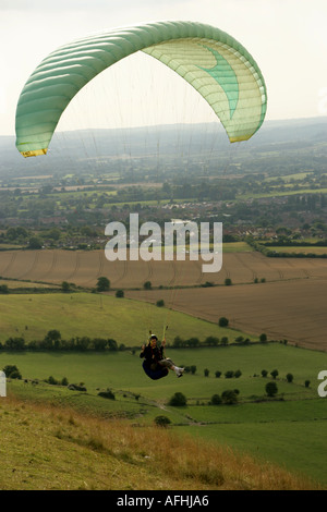 Weibliche Gleitschirm fliegen von Westbury White Horse Wiltshire Stockfoto