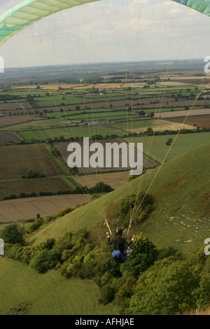 Weibliche Gleitschirm fliegen von Westbury White Horse Wiltshire Stockfoto