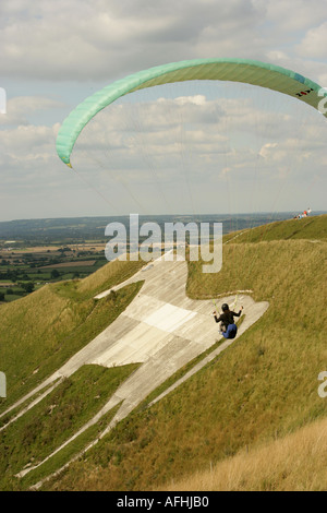 Gleitschirm fliegen von Westbury White Horse Wiltshire Stockfoto