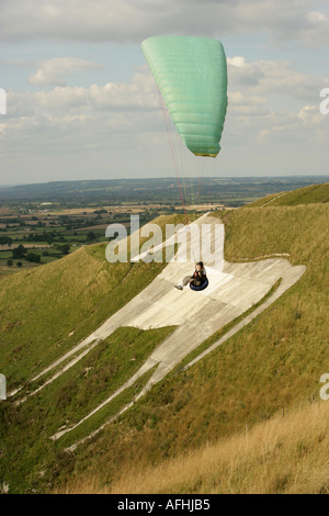 Gleitschirm fliegen von Westbury White Horse Wiltshire Stockfoto