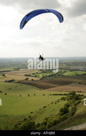 Gleitschirm fliegen von Westbury White Horse Wiltshire Stockfoto