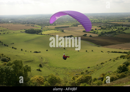 Gleitschirm fliegen von Westbury White Horse Wiltshire Stockfoto