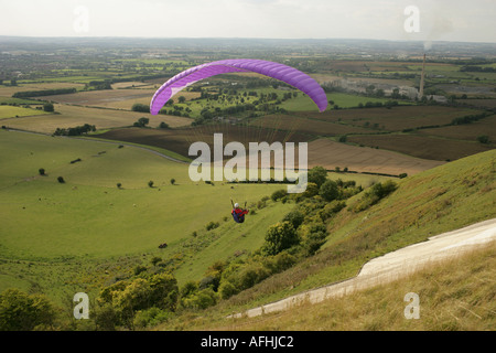 Gleitschirm fliegen von Westbury White Horse Wiltshire Stockfoto