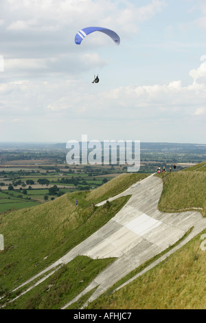 Gleitschirm fliegen von Westbury White Horse Wiltshire Stockfoto