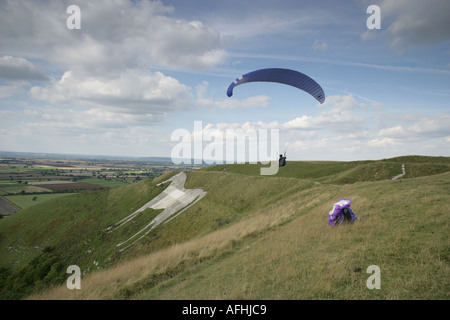 Gleitschirm fliegen von Westbury White Horse Wiltshire Stockfoto