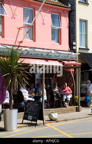 dh Gorey ST MARTIN JERSEY Touristen essen in Strandcafés in Dorfcafés Restaurant Essen Stockfoto