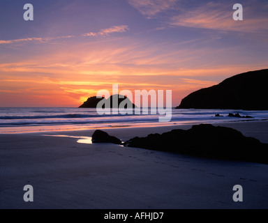 Sonnenuntergang über der Meer-Stacks bei Traeth Llyfn Pembrokeshire Wales UK Stockfoto