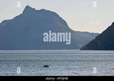 PARADISO UND DORF GANDRIA AUF DER SCHWEIZER SEITE DES LAGO DI LUGANO BLICK VOM SAN MAMETE AUF DER ITALIENISCHEN SEITE NORDITALIENS Stockfoto