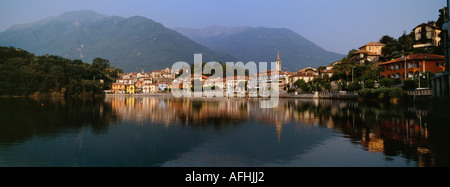 MERGOZZO DORF AN DER SPITZE DER MERGOZZO SEE MONT MASSOPE IM HINTERGRUND ITALIEN Stockfoto