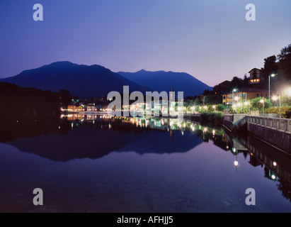 MERGOZZO DORF AN DER SPITZE DER MERGOZZO SEE BEI ABENDDÄMMERUNG MONT MASSOPE IN NORDITALIEN HINTERGRUND Stockfoto