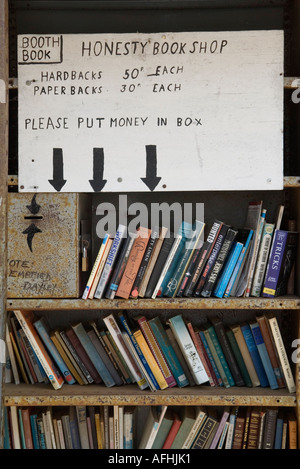 Honesty Box Second Hand Book Shop. Hay Festival Hay auf Wye Powys Wales. Alte Bücher zum Verkauf, HOMER SYKES aus den 2006 2000er Jahren Stockfoto