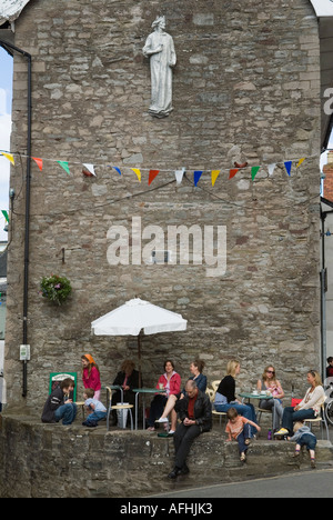 Hay on Wye Powys Wales Menschen beim Mittagessen Großbritannien 2006 2000er HOMER SYKES Stockfoto