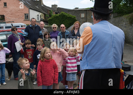 Street Entertainer Kinder genießen die Tricks durchgeführt Hay Festival Hay-on- Wye Powys Wales UK 2006 2000s HOMER SYKES Stockfoto