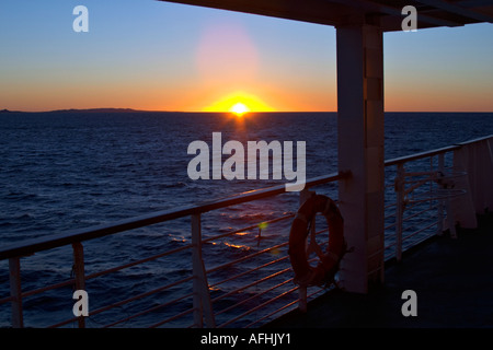 Anzeigen von einem Sonnenuntergang vom Deck eines Schiffes Stockfoto