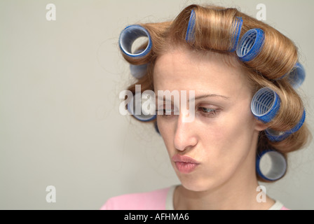 Rollen in den Haaren von einer jungen Frau, in der Nähe. Stockfoto
