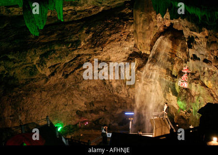 Ein Wasserfall Fragestellungen aus den Felsen in den Double Dragon-Höhlen in der Nähe von Jinhua, China Stockfoto