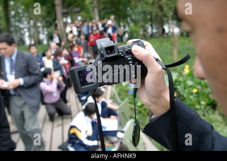 China. Ein Tourist nimmt Bilder mit seiner digitalen Fotokamera am West Lake Hangzhou Stockfoto