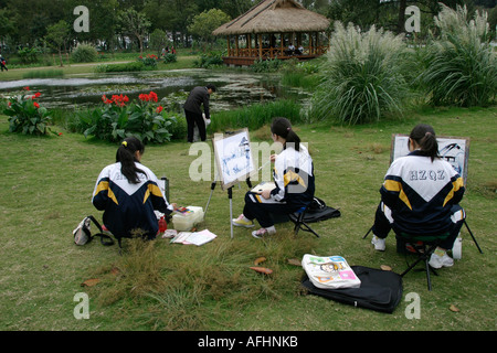 Schülerinnen und Schüler malen Landschaften in der Hangzhou New West Lake. Stockfoto