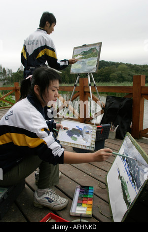 Schülerinnen und Schüler malen Landschaften in der Hangzhou New West Lake. Stockfoto