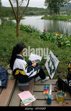 Schülerinnen und Schüler malen Landschaften in der Hangzhou New West Lake. Stockfoto