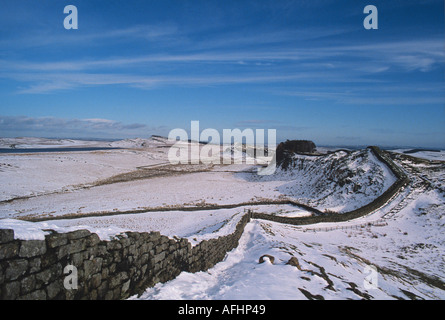 Römische Mauer in Richtung Housesteads Fort auf Hadrian s Wand Northumberland Stockfoto