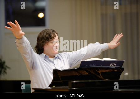 Der Kantor Prof. Georg Christoph Biller während einer Probe im Alumnat mit dem Thomanerchor Stockfoto