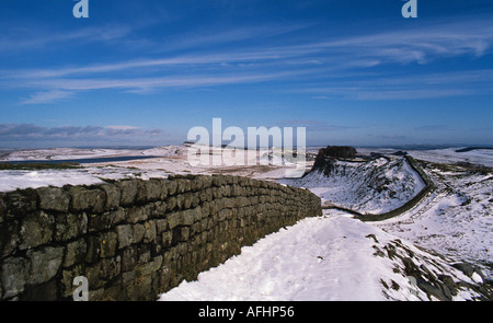 Blick nach Osten, entlang der römischen Mauer in Richtung Housesteads Fort Northumberland Winter England Stockfoto