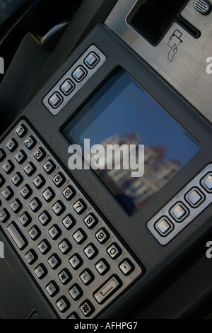 London-Tastatur und Bildschirm einer Münze und Karte bedient British Telecom öffentliches Telefon mit Internet-Zugang Stockfoto