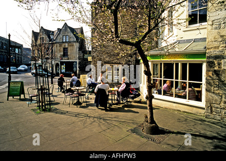 Einheimische und Touristen genießen, Essen und trinken vor einem Café in "Bradford on Avon" Wiltshire UK Stockfoto