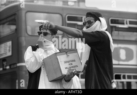 Zwei Männer sammeln Spenden für die Mudschaheddin in Bosnien bei einer Kundgebung für Islam Trafalgar Sq London August 93 Stockfoto