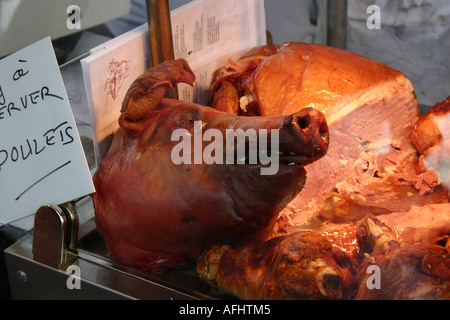 Schweine-Kopf mit Schinken zum Verkauf an französische Marktstand in Bénodet, Bretagne, Frankreich Stockfoto