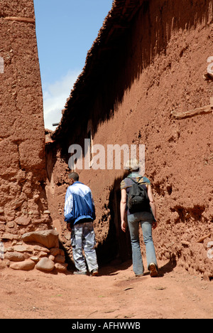 Trekking mit Führer Berber-Dorf in der Nähe von Ouirgane Val d Ouirgane Ouirgane Tal hohen Atlas Gebirge Marokko Nordafrika Stockfoto