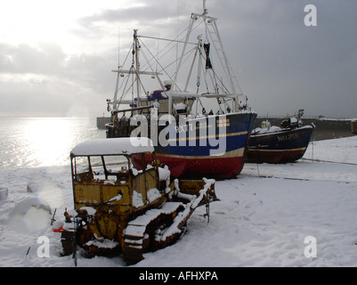 Bulldozer und Fischerboot am Strand Hastings East Sussex England Großbritannien UK Europe Stockfoto