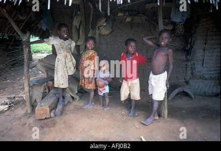 Afrika Kenia DIGO offensichtlich unterernährte Kinder spielen vor ihren Schlamm und Flechtwerk strohgedeckten Häuser in ländlichen Dorf in Kenia Stockfoto