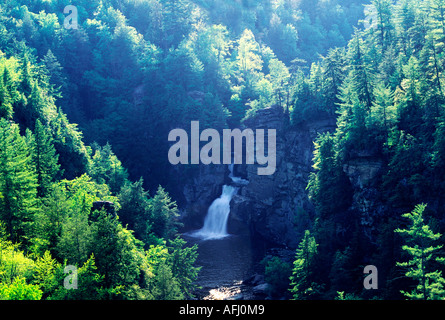 Linville fällt auf den Blue Ridge Parkway Drive durch die Blue Ridge Mountains der Appalachian Range in North Carolina, USA Stockfoto