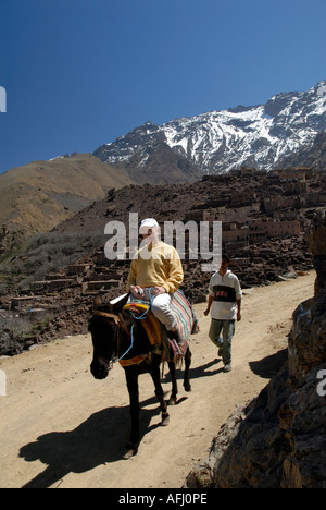 Touristen auf Esel reiten Aroumd um Aremd Dorf Mizane Tal Toubkal Nationalpark Hohe Atlas Marokko Nordafrika Stockfoto