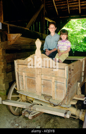 Gregg-Kabel Hause Cades Cove, Tennessee, USA. Historischer Bauernhofmuseum für die Öffentlichkeit zugänglich. Kinder stellen in Wagen im Heustall Stockfoto