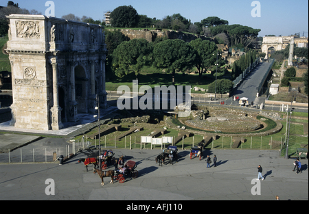 Bogen von Constantine mit dem Forum Romanum im Hintergrund gesehen vom Kolosseum, Rom, Italien. Stockfoto