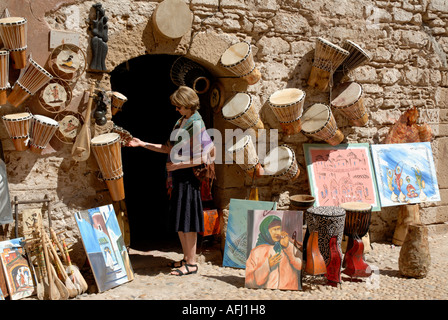 Frau touristischen Blick auf Souvenirs Rue de Skala Skala De La Ville Medina Souk Geschäfte Kunst Handwerk Essaouira-Marokko-Norden Stockfoto