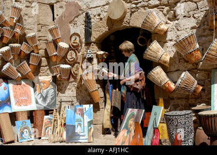 Frau touristischen Blick auf Souvenirs Rue de Skala Skala De La Ville Medina Souk Geschäfte Kunst Handwerk Essaouira-Marokko-Norden Stockfoto