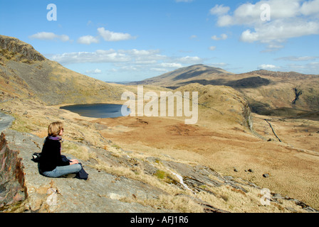 Frau Wanderer ruht Llwybr y Mwynwyr Bergarbeiter Track Snowdonia Nationalpark Mount Snowdon Yr Wyddfa Wales Großbritannien UK Europa EU Stockfoto