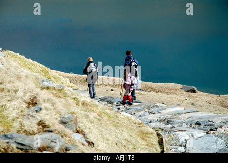 Wanderer auf nach außen gebunden Expedition auf Llwybr y Mwynwyr Bergarbeiter Track Snowdonia Nationalpark Mount Snowdon Yr Wyddfa Wales Britai Stockfoto