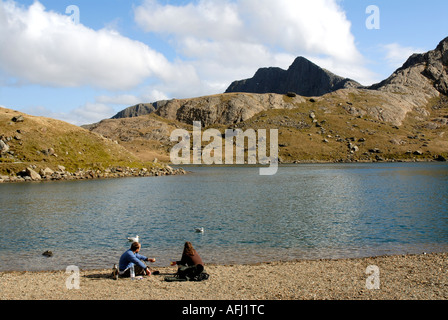 Wanderer auf nach außen gebunden Expedition auf Llwybr y Mwynwyr Miner s Track Snowdonia Nationalpark Mount Snowdon Yr Wyddfa Wales Stockfoto