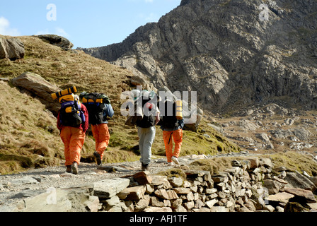 Wanderer auf nach außen gebunden Expedition auf Llwybr y Mwynwyr Bergarbeiter Track Snowdonia Nationalpark Mount Snowdon Yr Wyddfa Wales Britai Stockfoto