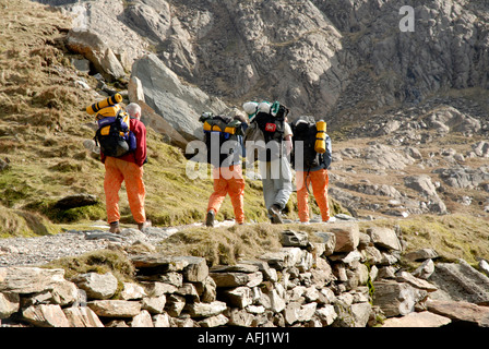 Wanderer auf nach außen gebunden Expedition auf Llwybr y Mwynwyr Miner s Track Snowdonia Nationalpark Mount Snowdon Yr Wyddfa Wales Stockfoto