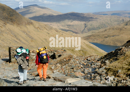 Wanderer auf nach außen gebunden Expedition auf Llwybr y Mwynwyr Miner s Track Snowdonia Nationalpark Mount Snowdon Yr Wyddfa Wales Brita Stockfoto