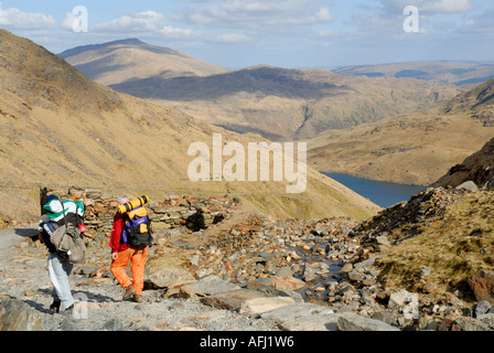 Wanderer auf nach außen gebunden Expedition auf Llwybr y Mwynwyr Miner s Track Snowdonia Nationalpark Mount Snowdon Yr Wyddfa Wales Stockfoto