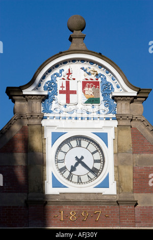 Uhr und Kamm am Eingang nach Windsor Royal Shopping Centre Berkshire England Stockfoto