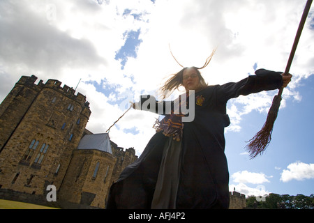 Weiblichen Guide gekleidet wie Harry Potter in Alnwick Castle in Northumberland Stockfoto