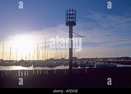 Schlendern Sie Marina und Hafen, Northumberland England UK. Zeigt Signal Korb Stockfoto